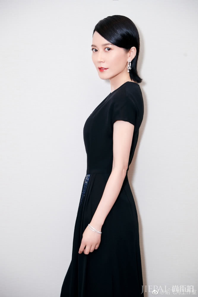 俞飞鸿简约穿搭，穿出优雅高级感，简单的打扮也气质非凡