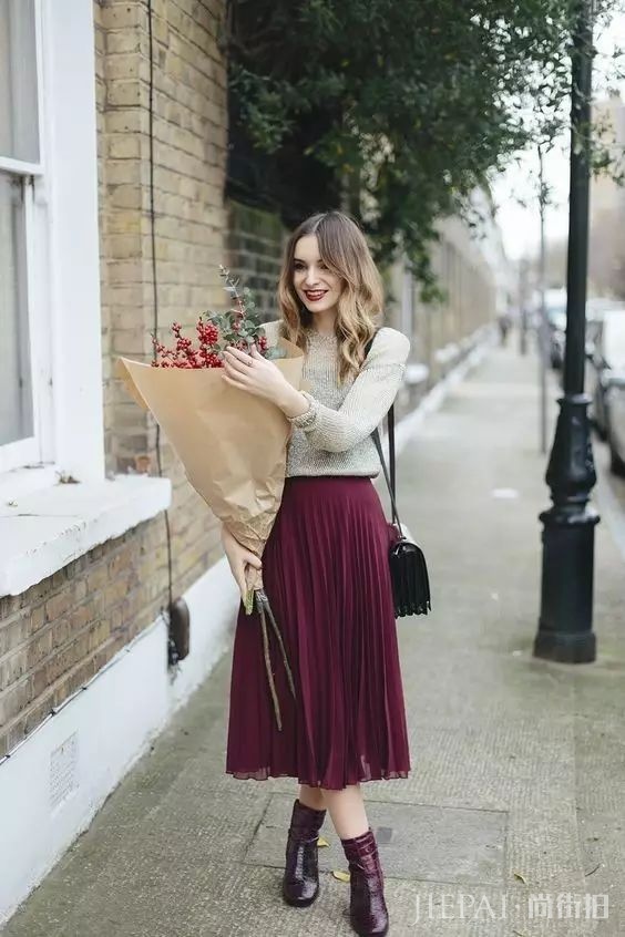 针织衫+半裙，才是秋天最显气质的搭配！