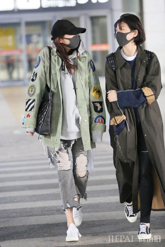 关晓彤机场街拍 混搭造型尽显男友风