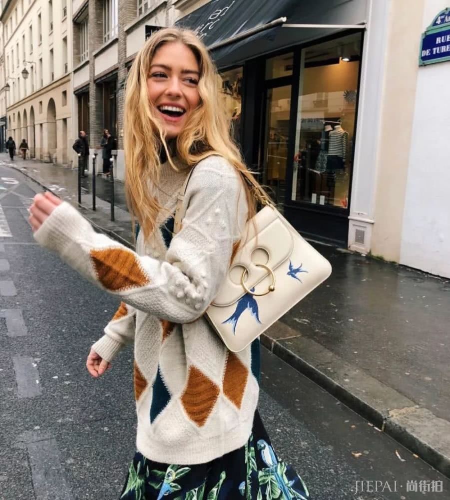 灰蒙蒙的冬日天空,你需要一件五彩的毛衣