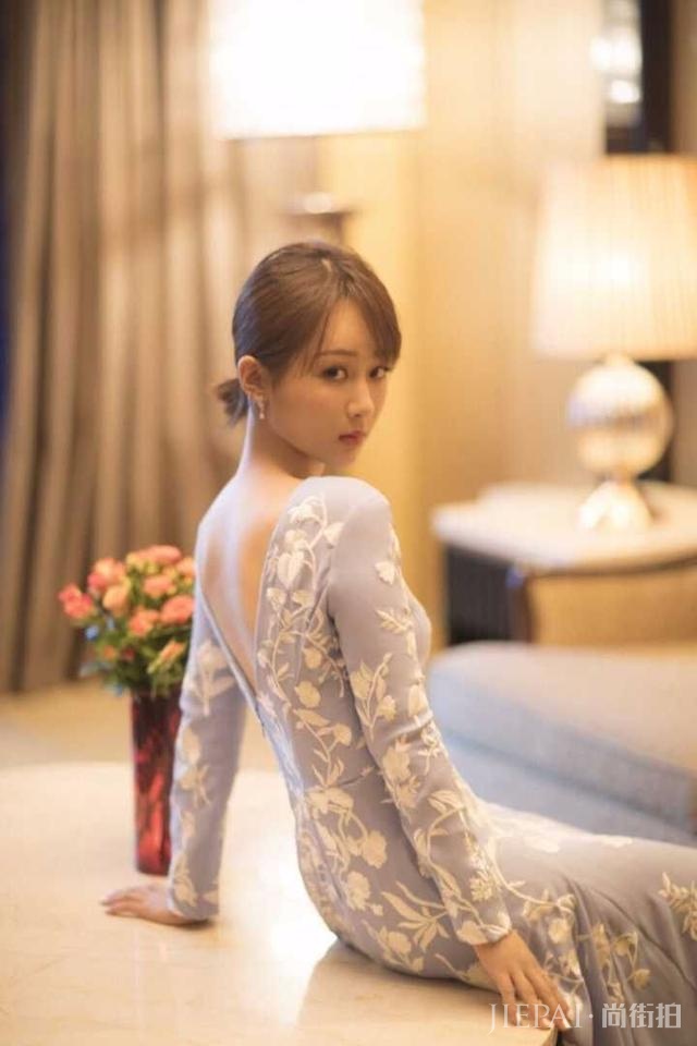 杨紫瘦了以后太有气质了,穿搭技巧学起来,你也可以变瘦