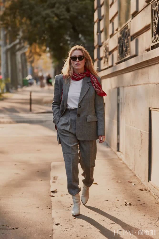 干练帅气的牛仔靴回来了 引领冬日的靴子潮流