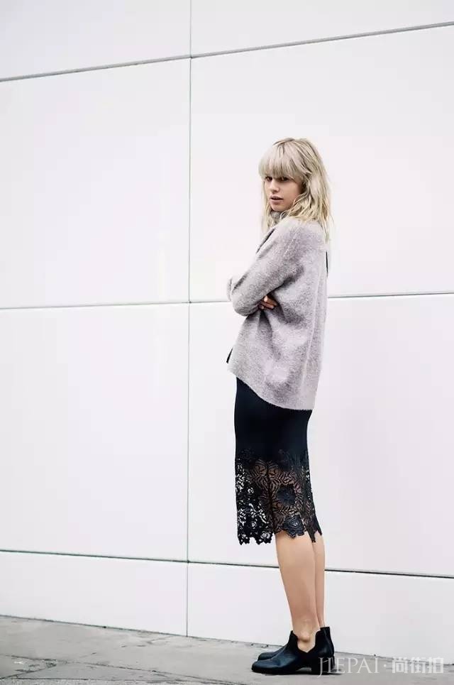 针织衫+半裙，才是秋天最显气质的搭配！