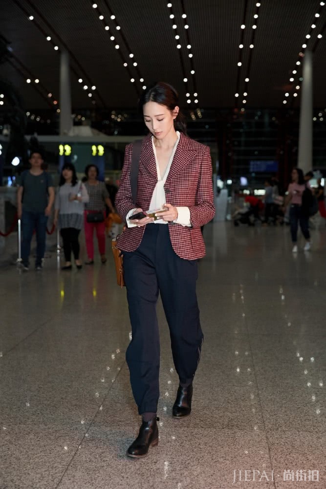 张钧甯迷上了帅气皮衣,最新机场街拍显高又显瘦