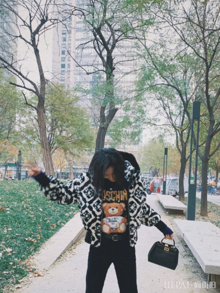 刘雯晒私服照,人造皮草夹克保暖又有型