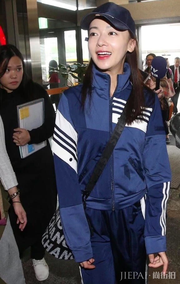 吴谨言穿运动套装现身，却被湿掉的衣服抢镜，好奇水是哪里来的？