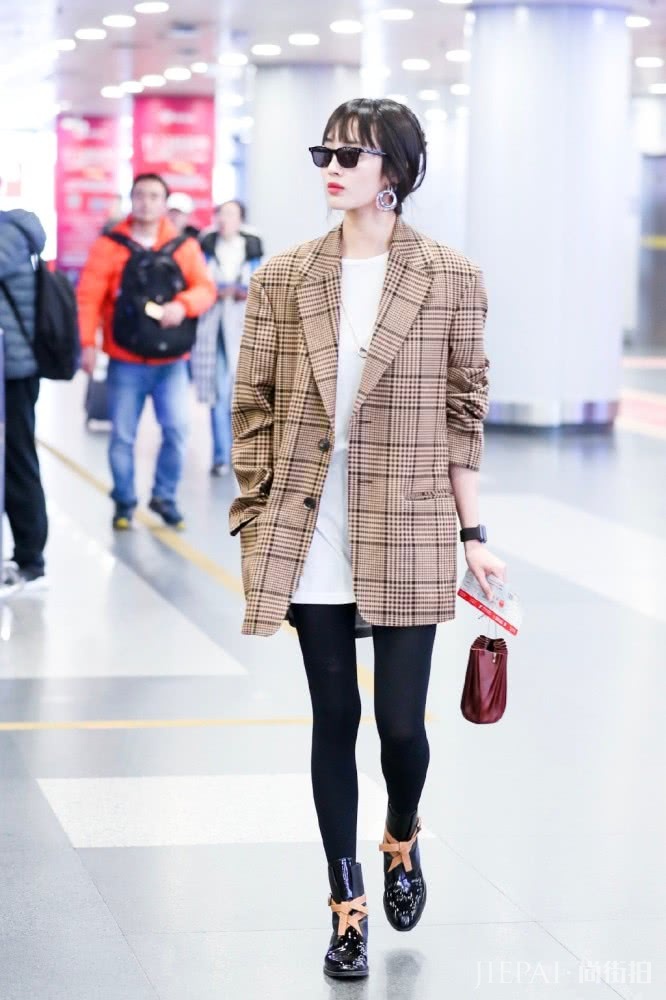 王紫璇手拿“栗子包”鞋口空荡荡，瘦到要用四根丝带绑