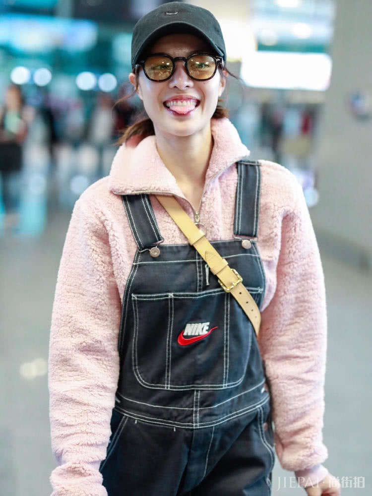 别再穿“貂”了,试试摇粒绒卫衣,戚薇钟楚曦Gigi都在穿