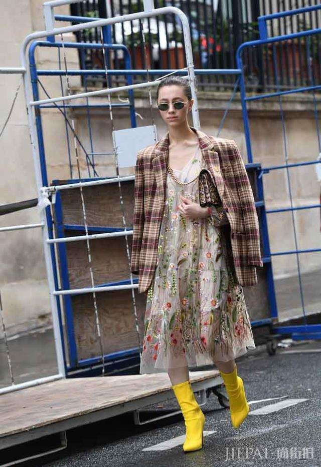 西装+纱裙,更适合大龄女性的精致优雅穿搭,知性又高级!