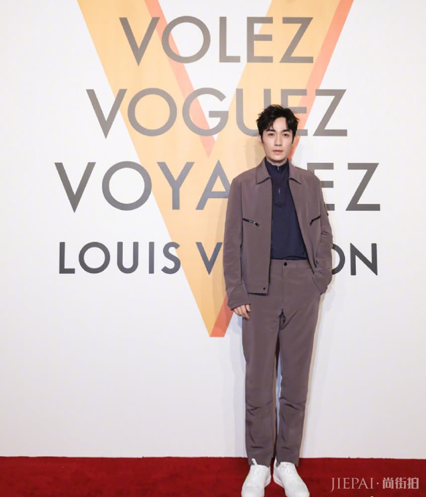 朱一龙参加展览，穿夹克衫帅气逼人