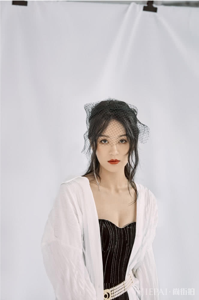 没想到曾一萱身材这么好，穿西装深V裙，小秀脚踝美呆了