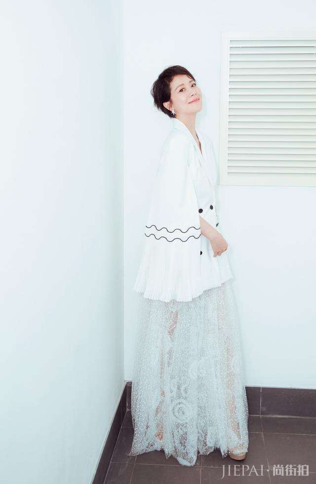 西装+纱裙,更适合大龄女性的精致优雅穿搭,知性又高级!