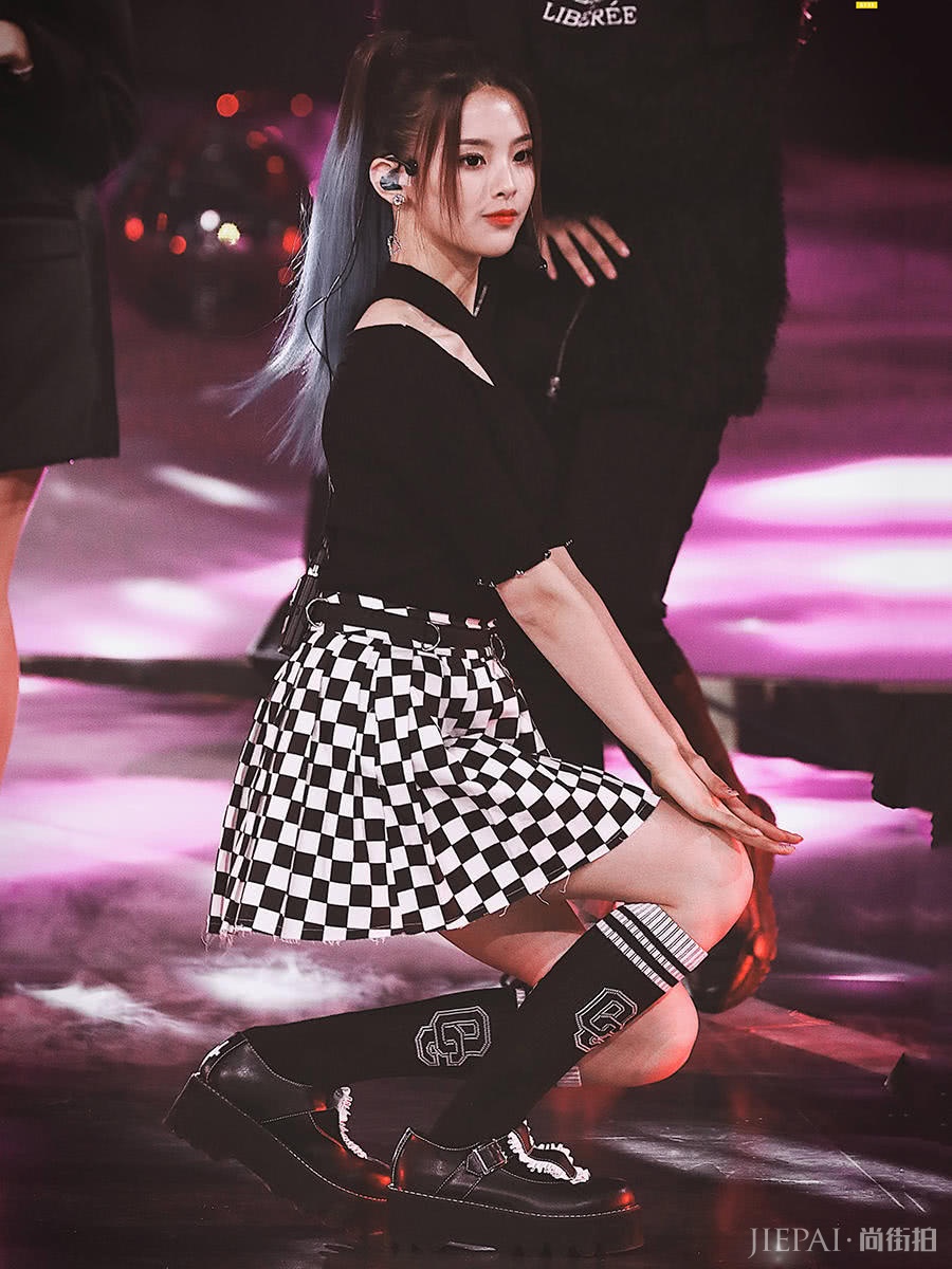 火箭少女终于合体，穿暗黑系造型，居然美出了高级感！