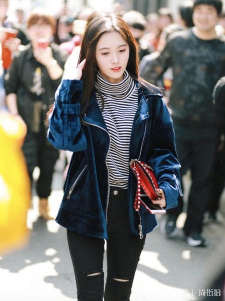 鞠婧祎机场街拍,穿一身简单造型却难掩时尚感