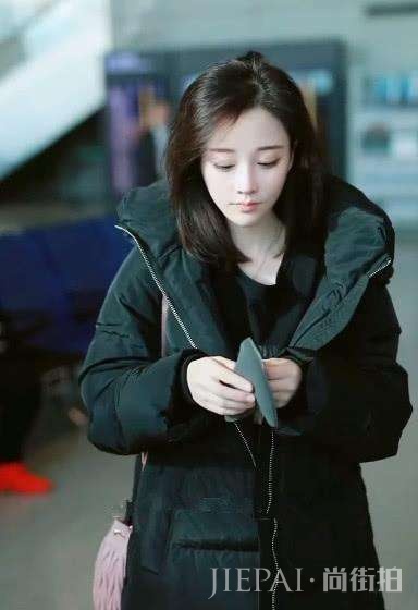 冯提莫穿长款外套,颜值高穿什么都超好看!