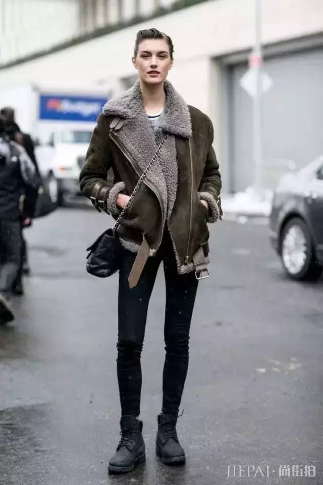 欧美街拍 人人都该拥有一双耐磨耐操、越旧越有feel的马丁靴