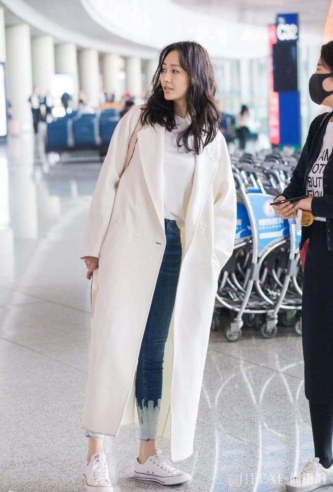 王鸥机场街拍 卷发搭配紫色毛衣尽显高级感