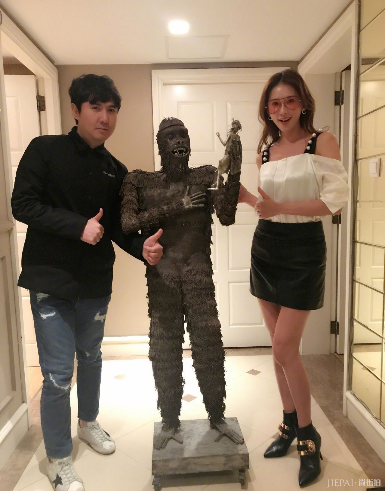 林志玲不秀身材秀针线，裙子缝上蚊帐挡灰尘？