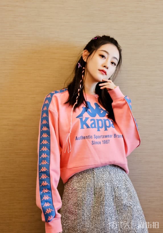 祝绪丹太有个性了,在运动鞋上玩“贴纸”,贴坏了意外更时尚了