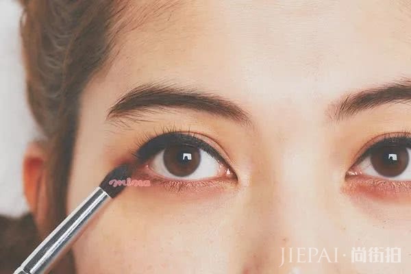 学会眼影×眼线的实用组合 教你一步步打造最潮眼妆