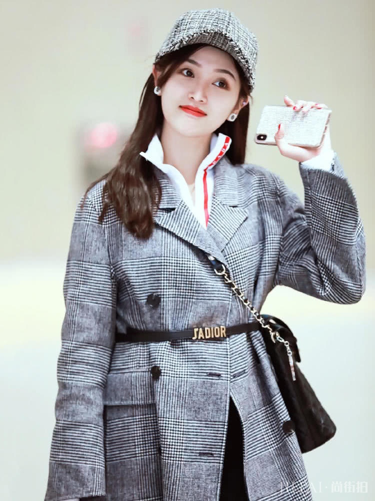 吴宣仪穿长款大衣走机场,系条腰带,显瘦显高变酷girl