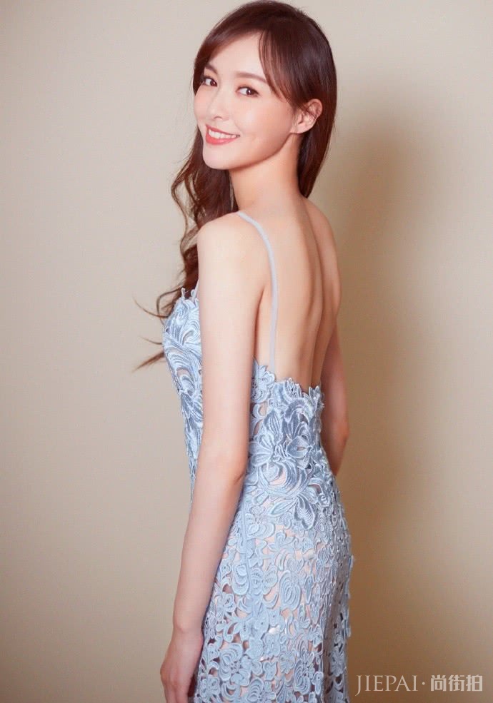 唐嫣穿蓝色镂空连衣裙仙气飘飘,少女感惊艳