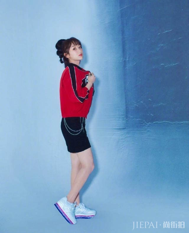 杨紫小短裙秀竹竿腿更惊艳,复古造型真美!