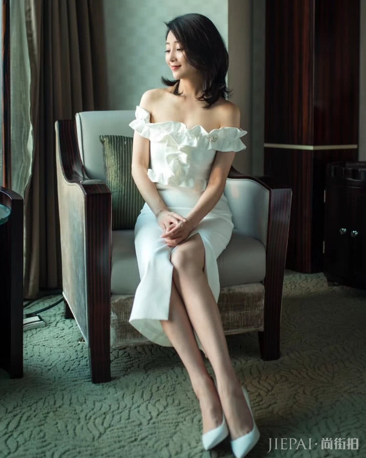 殷桃穿白裙,38岁仍美成初恋,难怪在剧中黄晓明对她一见钟情!