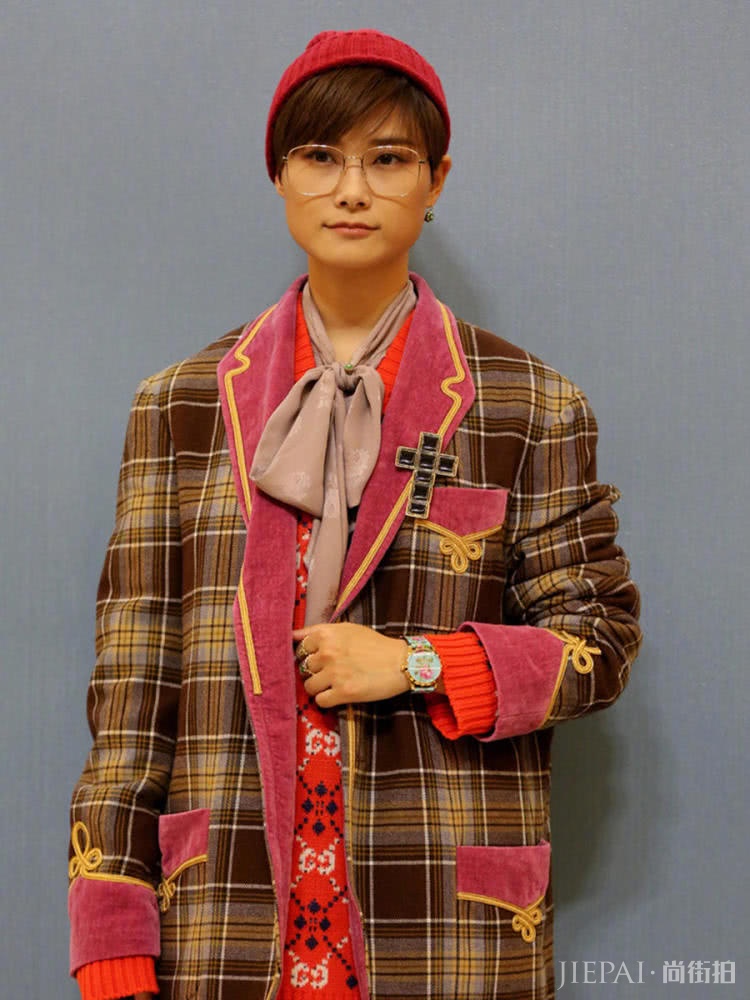 孙怡高跟鞋搭棉袜，李宇春凉鞋配棉袜，反季时尚看不懂