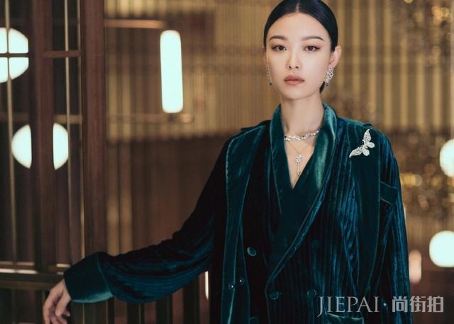 倪妮这次又穿墨绿色睡衣套装现身，却意外的时髦