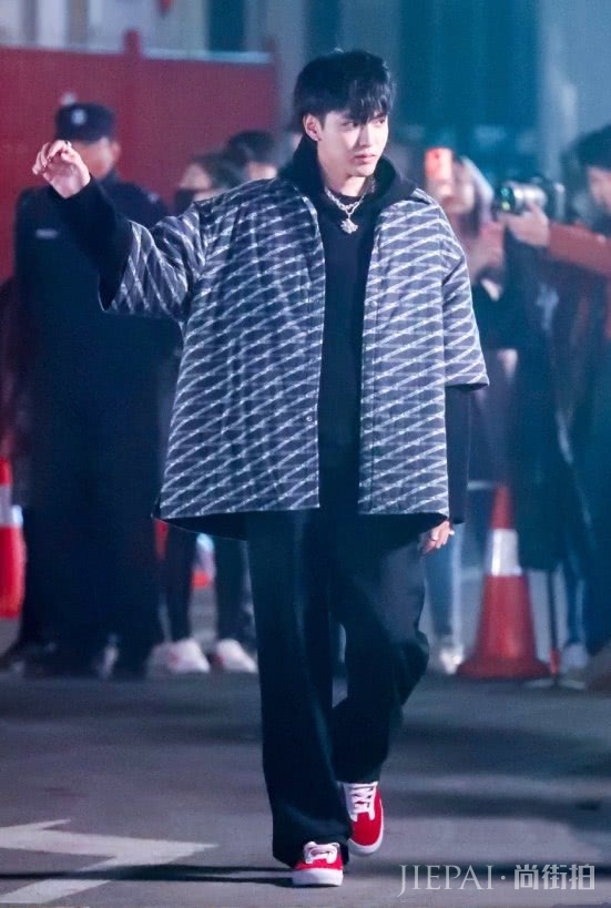 吴亦凡简直“城会玩”,白色笔袋挂衣服上,这造型可真头回儿见!