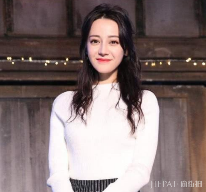 长发的迪丽热巴很美,可当她剪了邓伦同款短发后,网友表示沦陷了