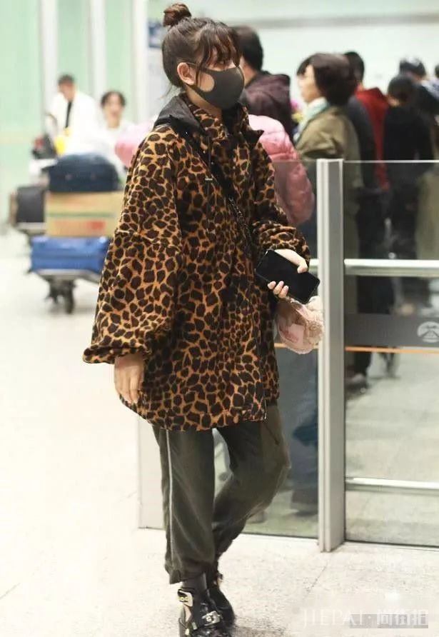 宋祖儿这豹纹上衣显老,网友:年龄不够,穿不出味道!