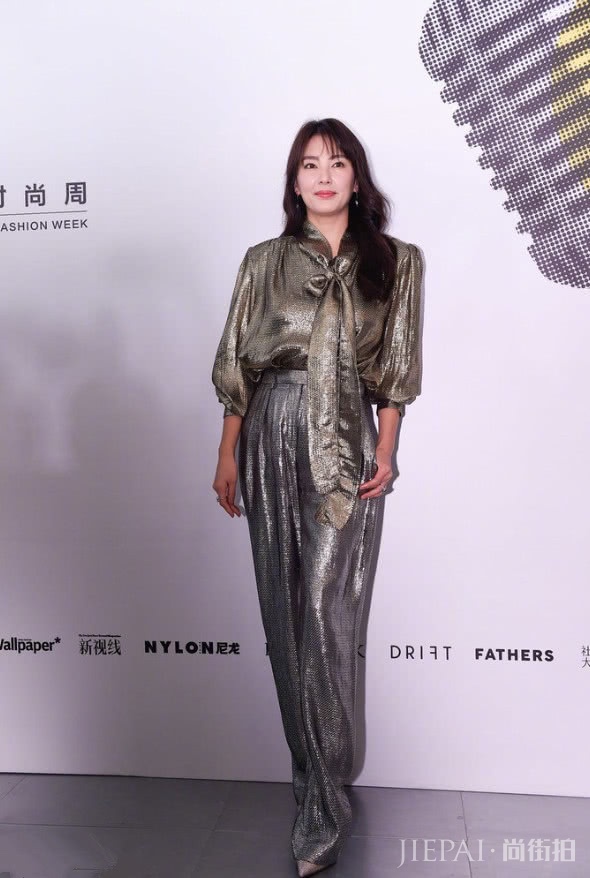 张雨绮衣品开挂了,一身亮片装好有气质,却被法令纹出卖了年龄!