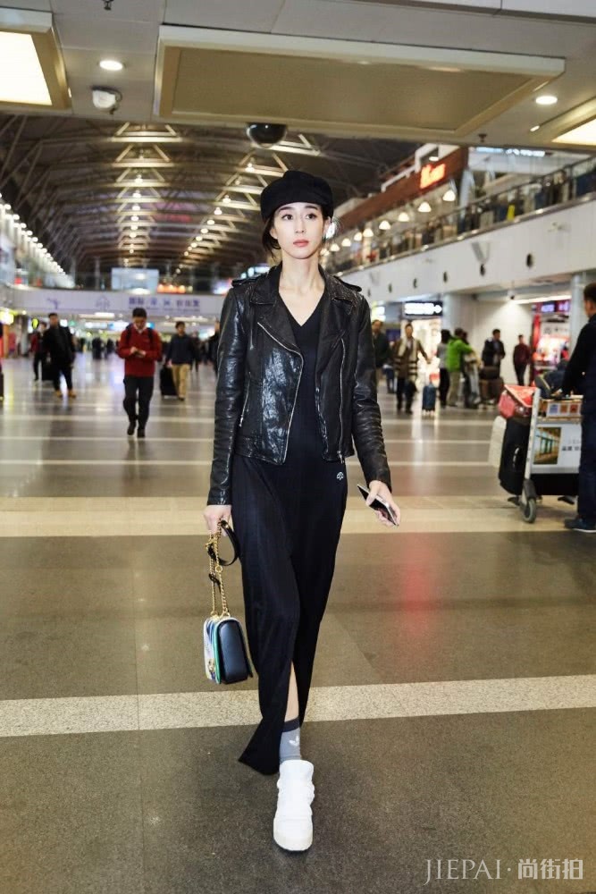 张钧甯迷上了帅气皮衣,最新机场街拍显高又显瘦