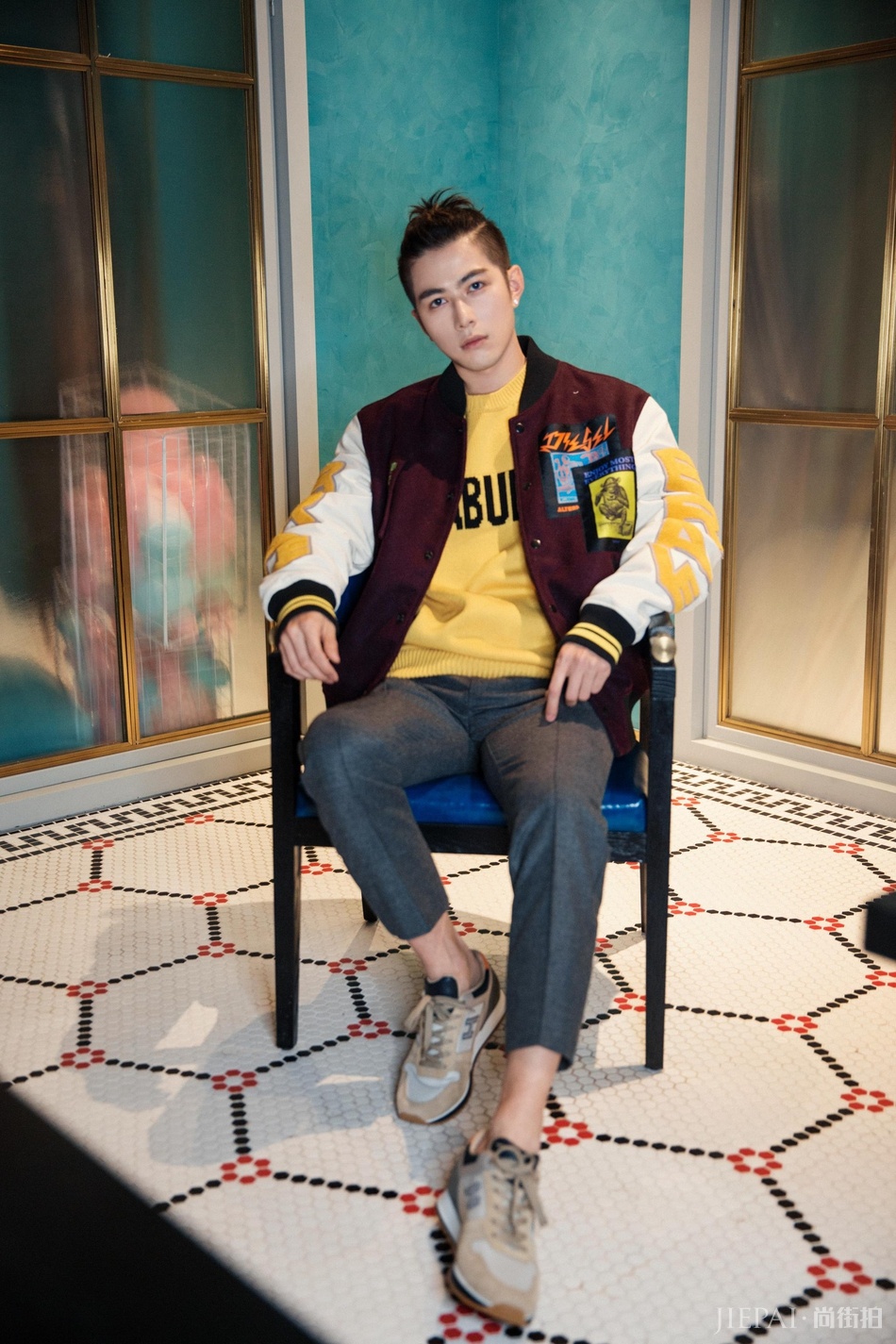 陈学冬飞行夹克亮相 随性中尽显酷帅品格