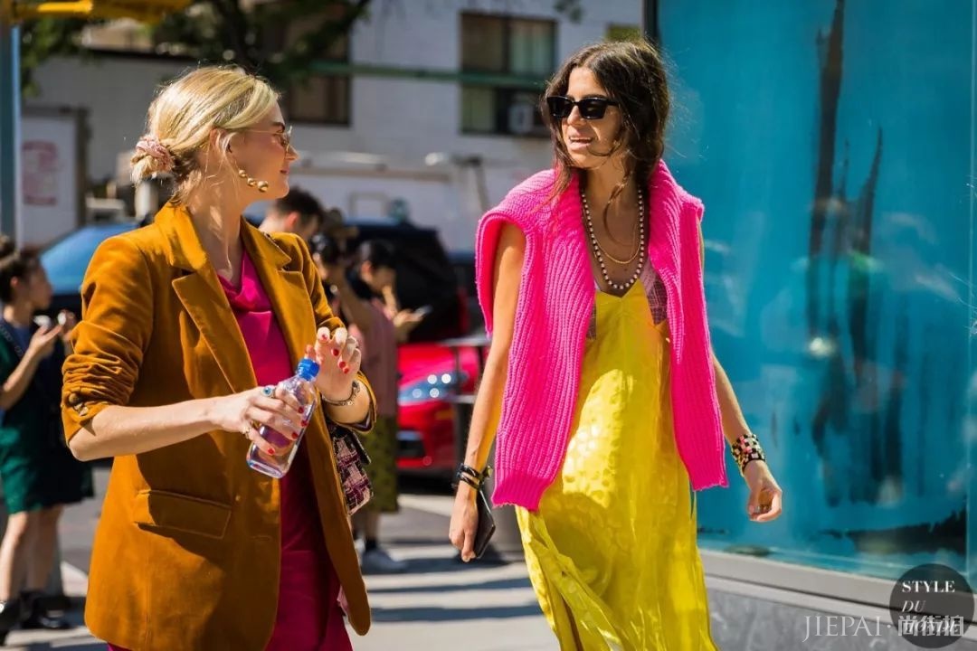 今年流行毛衣“披着穿”,时髦感爆棚!