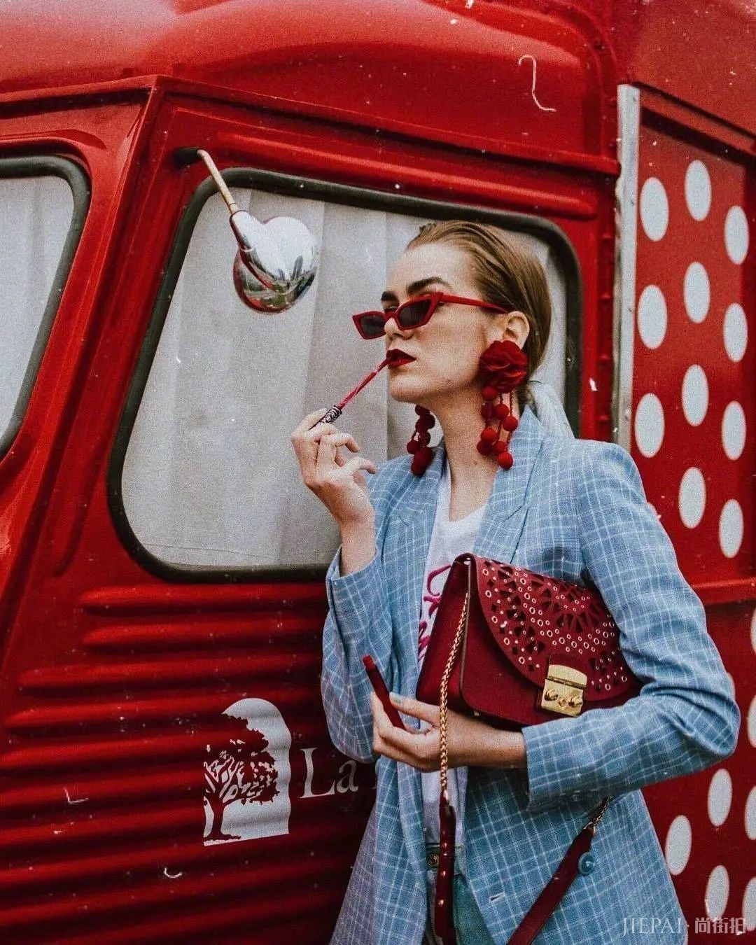 谁说红色显low？这位博主把红色穿成时尚大片，每张街拍都美到窒息！