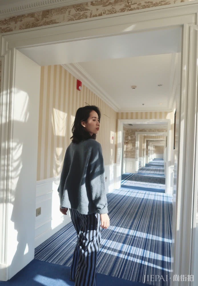 上班族女性日常穿搭,大衣搭配连衣裙知性又干练,让你专业度满分