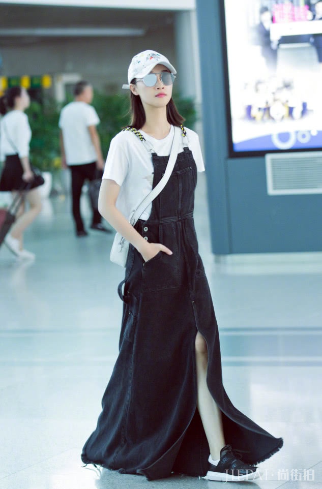 蓝盈莹“拖把”长裙,个性十足!