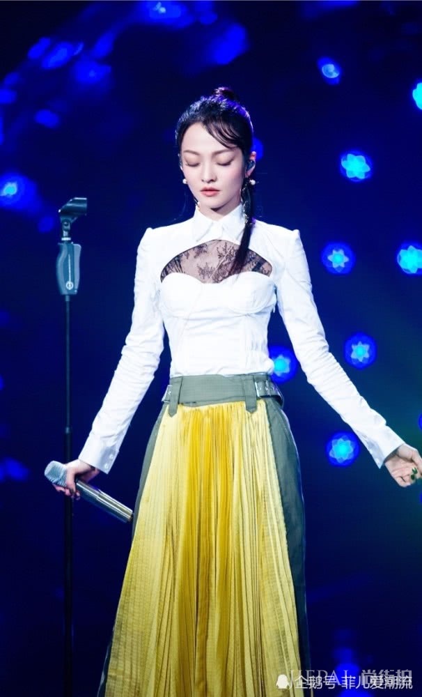 张韶涵过膝白袜配“学生装”秒变日系少女