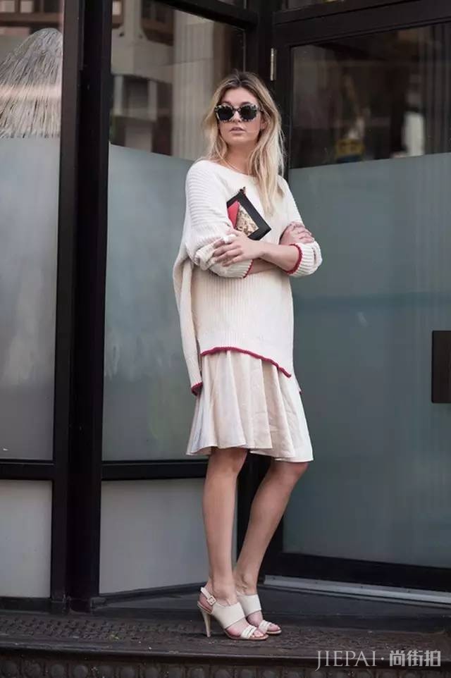 针织衫+半裙，才是秋天最显气质的搭配！