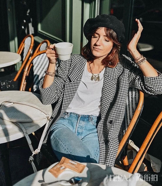 法国女人真的太懂得穿了,小西装都能穿得这么好看,第一眼就心动