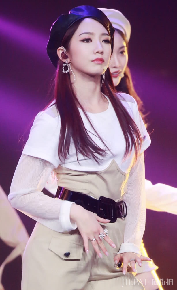 孟美岐的腰带勒出了一圈赘肉？台上的表情亮了