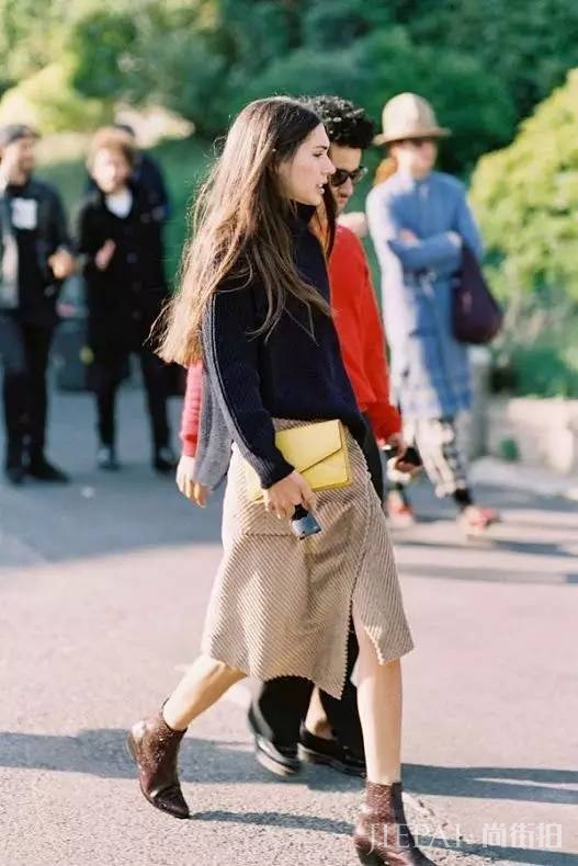 针织衫+半裙，才是秋天最显气质的搭配！