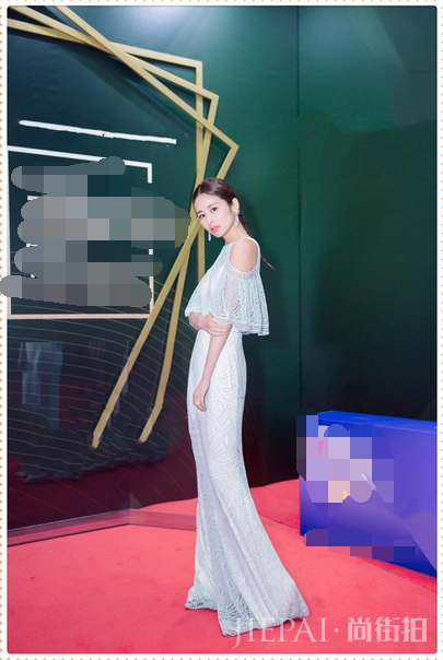 生娃后的颖儿够疯狂!透视裙里竟不穿内搭!