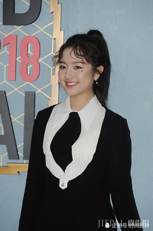 李兰迪和张雪迎罕见同框,同是95后的他们气质差距真大