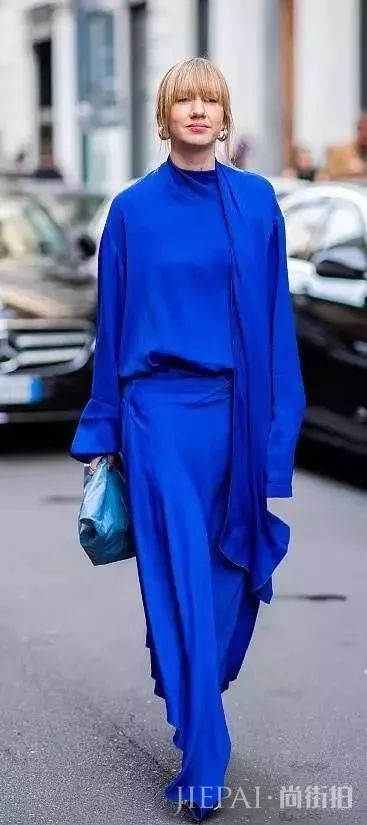 气场与质感并存的琉璃蓝，让你的秋冬时髦到底～