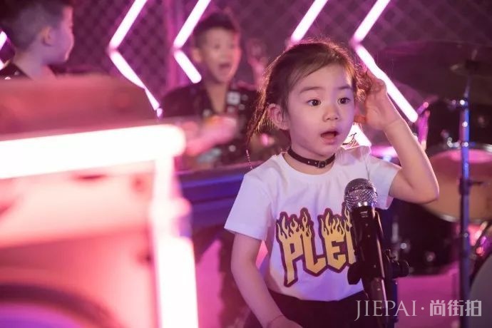你对时尚可能还没有戚薇女儿懂得多!?