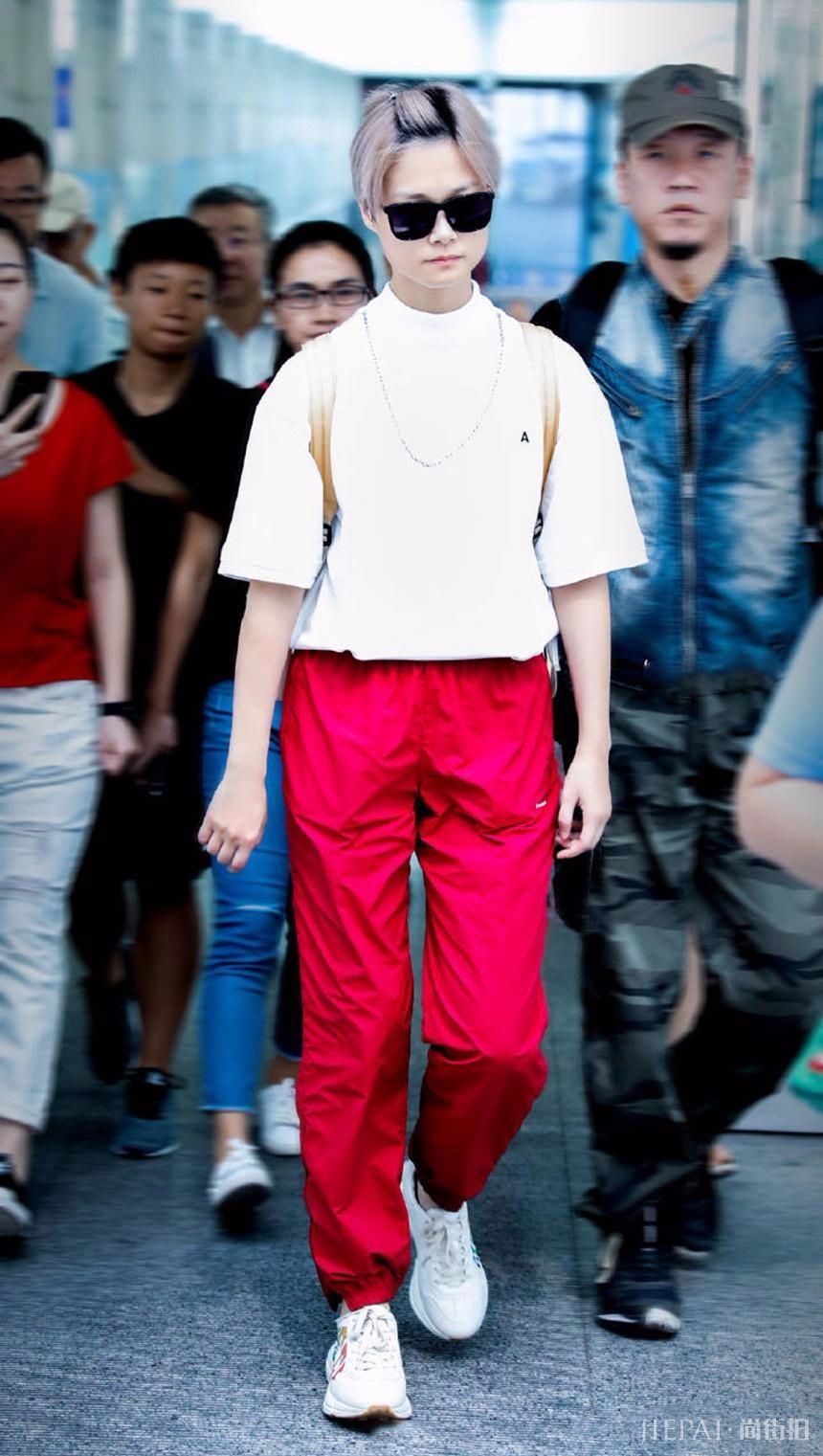 李宇春把裤子穿脚上了,松松垮垮很油腻!